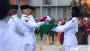 Pasukan Pengibar Bendera (Paskibra) pada Upacara Peringatan Hari Ulang Tahun (HUT) ke-80 Republik Indonesia (RI) di Plaza Fakultas Ilmu Sosial dan Ilmu Politik (FISIP) Universitas Muhammadiyah Jakarta (UMJ), Minggu (17/08/2025). (Foto : KSU/Fahmi)