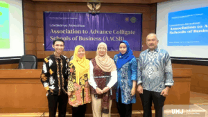 Delegasi FEB UMJ yaitu Dr. Bambang Sutrisno, S.E., M.S.M., Dr. Dewi Puji Rahayu, S.E., M.Ak., Dr. Nuraeni, S.E., M.M., Dr. Diana Hasan, S.E., M.M., dan Dr. Sulhendri, S.E., M.Si. (dari kiri ke kanan secara berurutan) dalam Lokakarya Akreditasi AACSB di Universitas Muhammadiyah Yogyakarta, Sabtu (16/08/2025). (Foto : Dok. Pribadi)