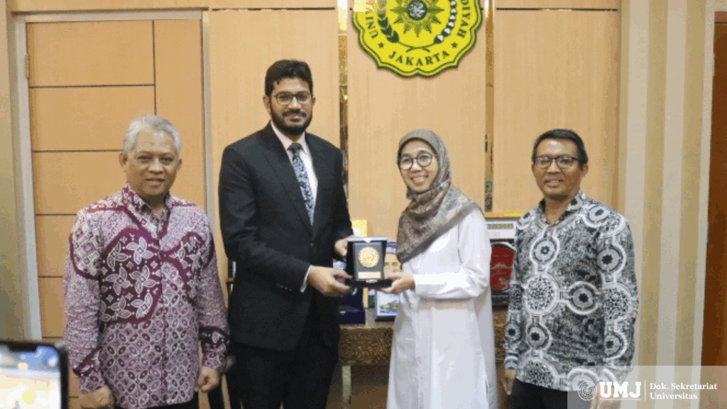 Pemberian cinderamata dari Wakil Rektor II UMJ, Prof. Dr. Ir. Mutmainah, MM., (ketiga dari kiri) kepada Registrar sekaligus Guru Besar bidang Ekonomi dan Keuangan MUL, Prof. Dr. Khurram Shahzad (kedua dari kiri) di Gedung Rektorat Lantai 2, Jumat (22/08/2025). (Foto : KSU/ Fahri).
