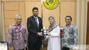 Pemberian cinderamata dari Wakil Rektor II UMJ, Prof. Dr. Ir. Mutmainah, MM., (ketiga dari kiri) kepada Registrar sekaligus Guru Besar bidang Ekonomi dan Keuangan MUL, Prof. Dr. Khurram Shahzad (kedua dari kiri) di Gedung Rektorat Lantai 2, Jumat (22/08/2025). (Foto : KSU/ Fahri).