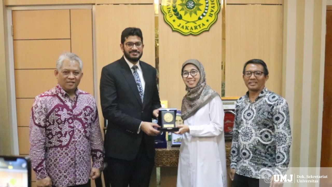 Pemberian cinderamata dari Wakil Rektor II UMJ, Prof. Dr. Ir. Mutmainah, MM., (ketiga dari kiri) kepada Registrar sekaligus Guru Besar bidang Ekonomi dan Keuangan MUL, Prof. Dr. Khurram Shahzad (kedua dari kiri) di Gedung Rektorat Lantai 2, Jumat (22/08/2025). (Foto : KSU/ Fahri).