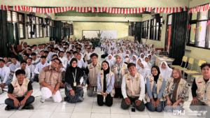 Mahasiswa Kuliah Kerja Nyata (KKN) Kelompok 12 Universitas Muhammadiyah Jakarta (UMJ) menggelar edukasi anti bullying dan kekerasan seksual di SMAN 10 Depok, pada Kamis (22/08/2025). (Foto : Dok.Pribadi)