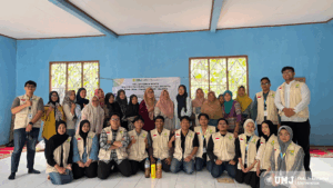 Foto Bersama Mahasiswa KKN Bina Desa Kelompok Pandeglang 1 UMJ, Kelompok Sekar Tani, Masyarakat Desa Kuranten, Kelurahan Saruni, Kecamatan Majasari, Kabupaten Pandeglang, Banten usai workshop pembuatan Pupuk Organik Cair (POC). Rabu (20/07/2025). (Foto: Dok. Pribadi).