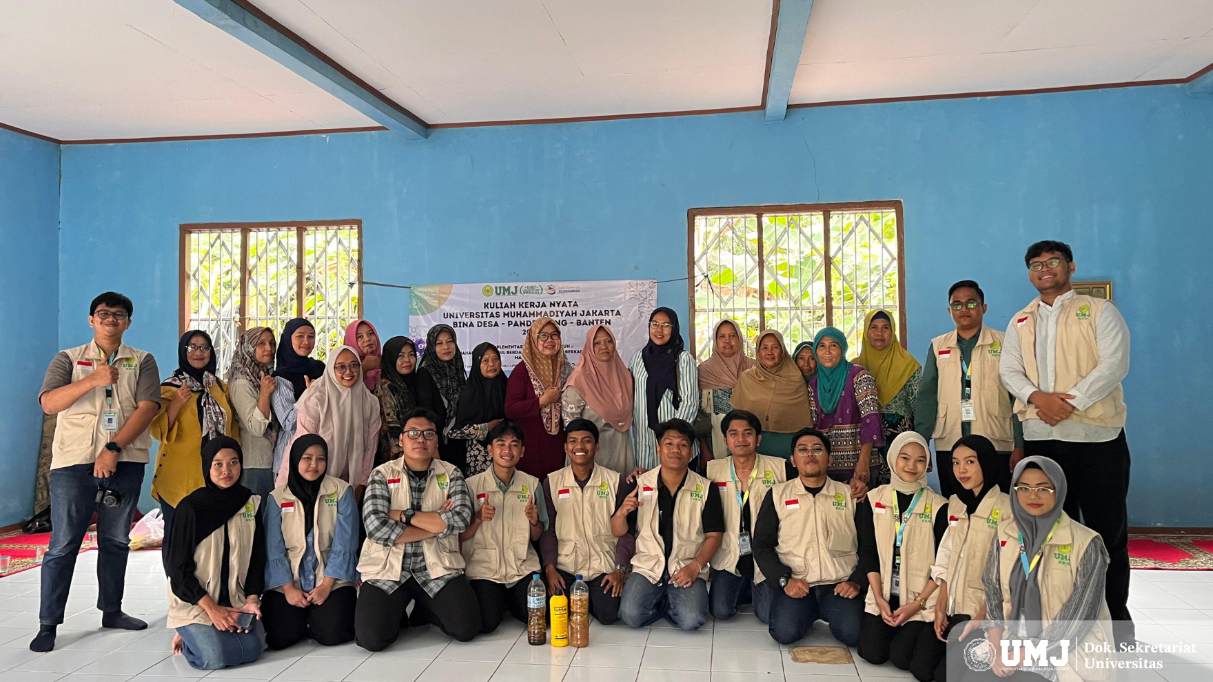 Foto Bersama Mahasiswa KKN Bina Desa Kelompok Pandeglang 1 UMJ, Kelompok Sekar Tani, Masyarakat Desa Kuranten, Kelurahan Saruni, Kecamatan Majasari, Kabupaten Pandeglang, Banten usai workshop pembuatan Pupuk Organik Cair (POC). Rabu (20/07/2025). (Foto: Dok. Pribadi).