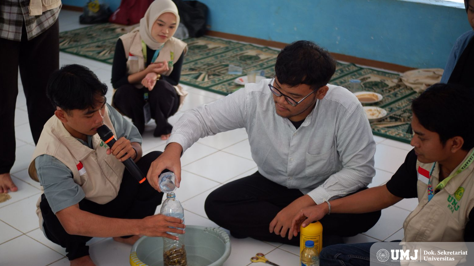 Mahasiswa KKN Bina Desa Kelompok Pandeglang 1 UMJ saat memberikan edukasi sekaligus praktik langsung tentang cara pembuatan Pupuk Organik Cair (POC) di Aula Kelompok Sekartani, Kelurahan Saruni, Kecamatan Majasari, Kabupaten Pandeglang, Banten, pada Rabu (20/07/2025).  (Foto : Dok.Pribadi). 