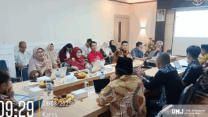 Rapat Koordinasi (Rakor) Riset dan Inovasi Daerah: Pemaparan Hasil Riset Pilihan Perguruan Tinggi yang dihadiri oleh Ketua Lembaga Penelitian dan Pengabdian Masyarakat (LPPM) Universitas Muhammadiyah Jakarta (UMJ), Prof. Dr. Tri Yuni Hendrawati, M.Si., IPM., ASEAN.ENG., di Gedung Badan Perencanaan Pembangunan Daerah (Bappeda) pada (28/08/2025). (Foto : Dok.Pribadi)