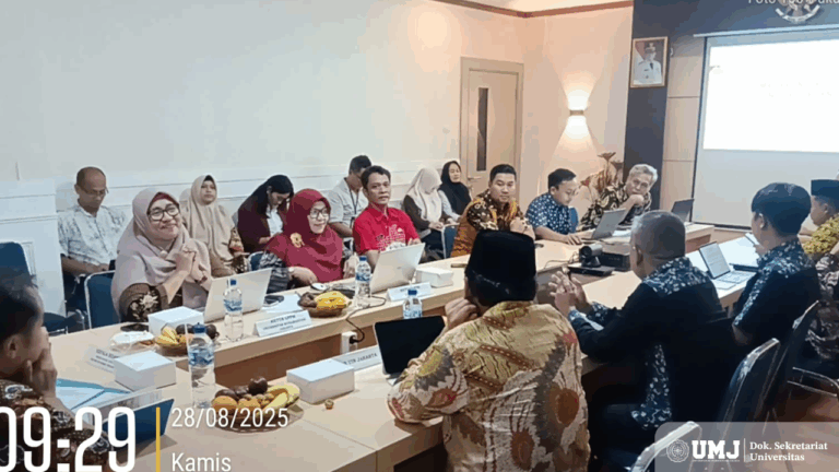 Rapat Koordinasi (Rakor) Riset dan Inovasi Daerah: Pemaparan Hasil Riset Pilihan Perguruan Tinggi yang dihadiri oleh Ketua Lembaga Penelitian dan Pengabdian Masyarakat (LPPM) Universitas Muhammadiyah Jakarta (UMJ), Prof. Dr. Tri Yuni Hendrawati, M.Si., IPM., ASEAN.ENG., di Gedung Badan Perencanaan Pembangunan Daerah (Bappeda) pada (28/08/2025). (Foto : Dok.Pribadi)