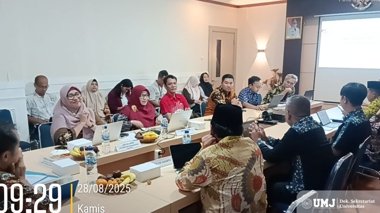Rapat Koordinasi (Rakor) Riset dan Inovasi Daerah: Pemaparan Hasil Riset Pilihan Perguruan Tinggi yang dihadiri oleh Ketua Lembaga Penelitian dan Pengabdian Masyarakat (LPPM) Universitas Muhammadiyah Jakarta (UMJ), Prof. Dr. Tri Yuni Hendrawati, M.Si., IPM., ASEAN.ENG., di Gedung Badan Perencanaan Pembangunan Daerah (Bappeda) pada (28/08/2025). (Foto : Dok.Pribadi)