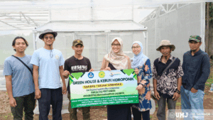 Penyerahan satu unit greenhouse berukuran 12 x 8 meter dan instalasi hidroponik dari UMJ kepada Karang Taruna Kelurahan Cinangka, Sabtu (30/08/2025) (Foto : Dok. Pribadi)