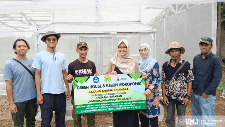 Penyerahan satu unit greenhouse berukuran 12 x 8 meter dan instalasi hidroponik dari UMJ kepada Karang Taruna Kelurahan Cinangka, Sabtu (30/08/2025) (Foto : Dok. Pribadi)