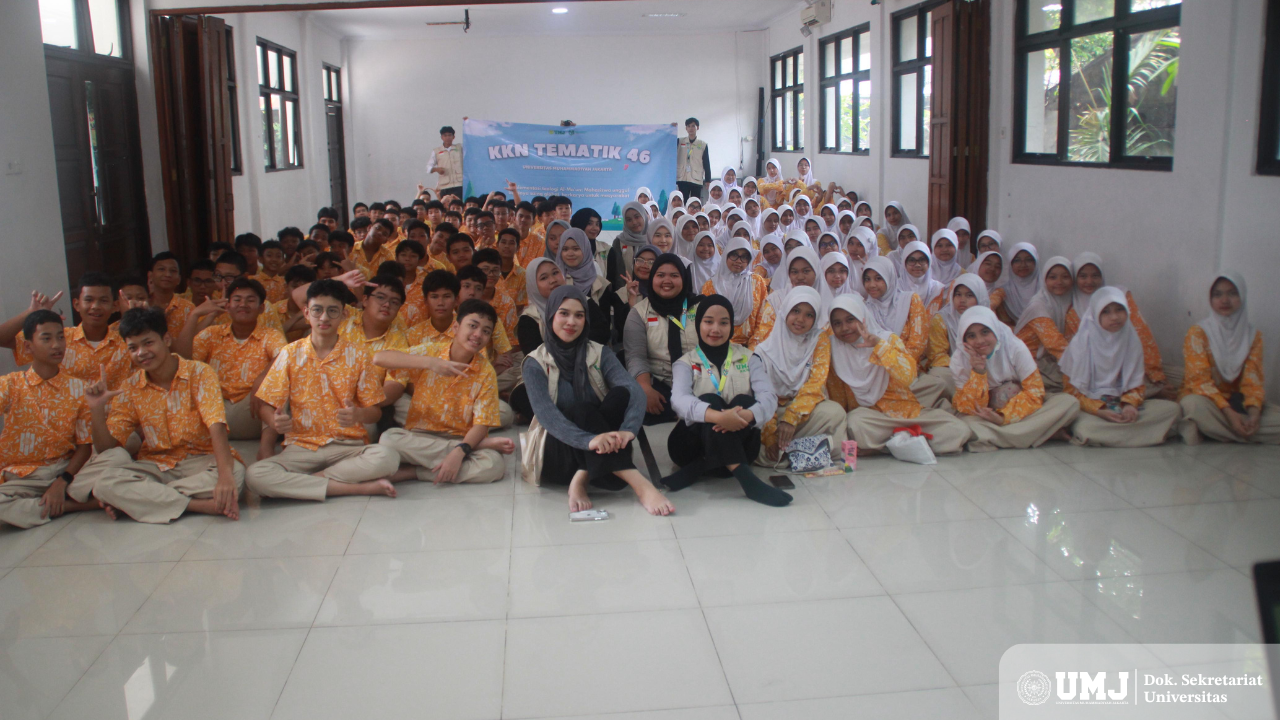 Foto bersama siswa dan siswi SMP 8 Muhammadiyah Jakarta setelah memaparkan materi mengenai Edukasi Tentang Konsekuensi Hukum bagi Anak oleh Kelompok 46 KKN Tematik UMJ, Kamis (07/08/2025). (Dok: Pribadi)