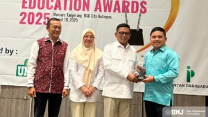 Wakil Rektor IV UMJ, Dr. Septa saat menerima penghargaan dalam ajang FKKSS-SMA Kota Tangerang Selatan Education Awards 2025 yang diberikan oleh gubenur Banten Bapak Andra Soni, Senin (19/08/2025). (foto: KSU)