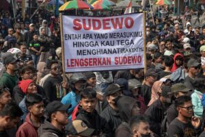 Ribuan warga yang tergabung dalam Aliansi Masyarakat Pati Bersatu menuntut pemakzulan Bupati Sudewo atas kebijakan kontroversialnya, Rabu (13/08/2025). (Foto : Kompas.com)