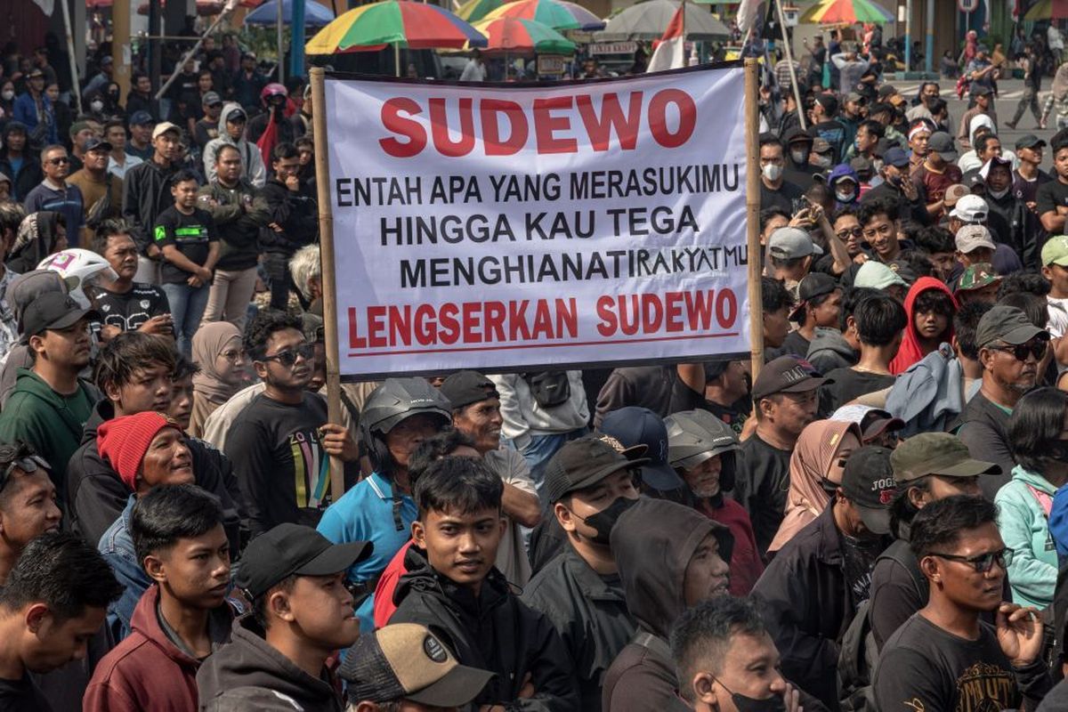 Ribuan warga yang tergabung dalam Aliansi Masyarakat Pati Bersatu menuntut pemakzulan Bupati Sudewo atas kebijakan kontroversialnya, Rabu (13/08/2025). (Foto : Kompas.com)