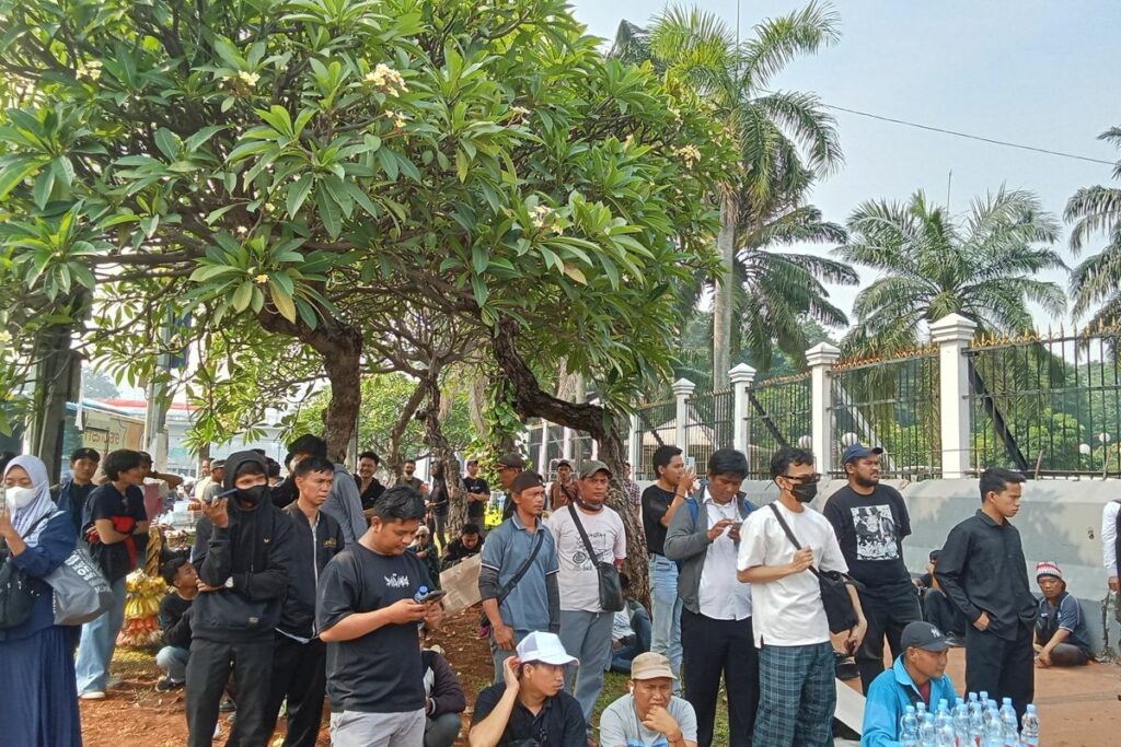 Situasi massa aksi bertajuk “ Revolusi Rakyat Indonesia di depan Gedung DPR RI, Senayan, Jakarta Pusat, pada Senin (25/08/2025). (Foto : Kompas.com)