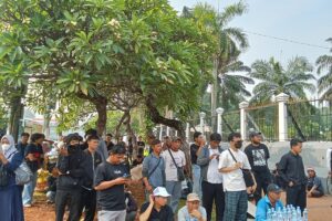 Situasi massa aksi bertajuk “ Revolusi Rakyat Indonesia di depan Gedung DPR RI, Senayan, Jakarta Pusat, pada Senin (25/08/2025). (Foto : Kompas.com)