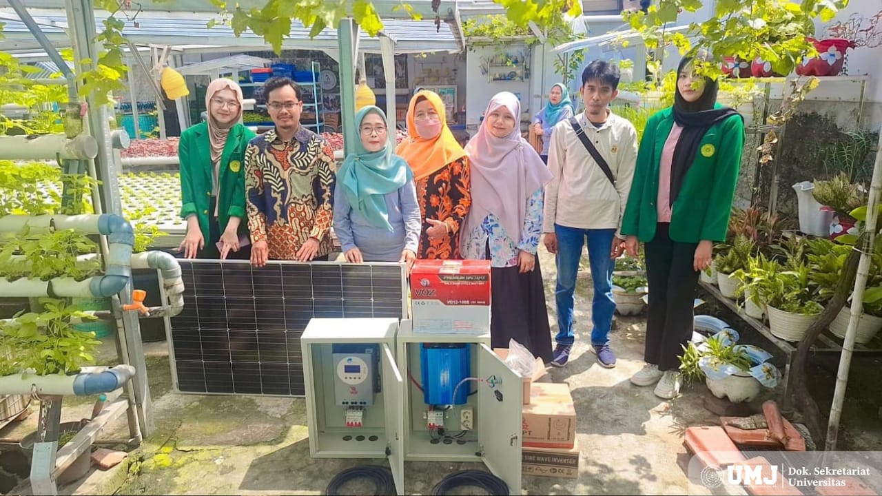 Tim PKM UMJ menyerahkan bantuan Teknologi Tepat Guna berupa panel surya kepada Pusat Pelatihan Pertanian dan Pedesaan (P4S) Hidroponik Generik, Jakarta Selatan. (Foto: KSU/Dok. pribadi)