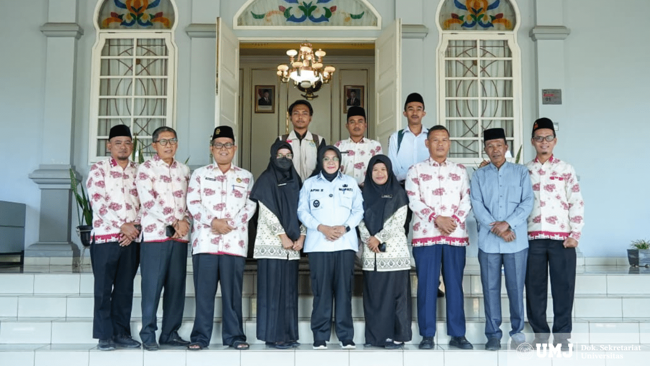 Foto bersama Bupati Siak (Tengah: Kemeja Putih) (Dok:Pribadi)