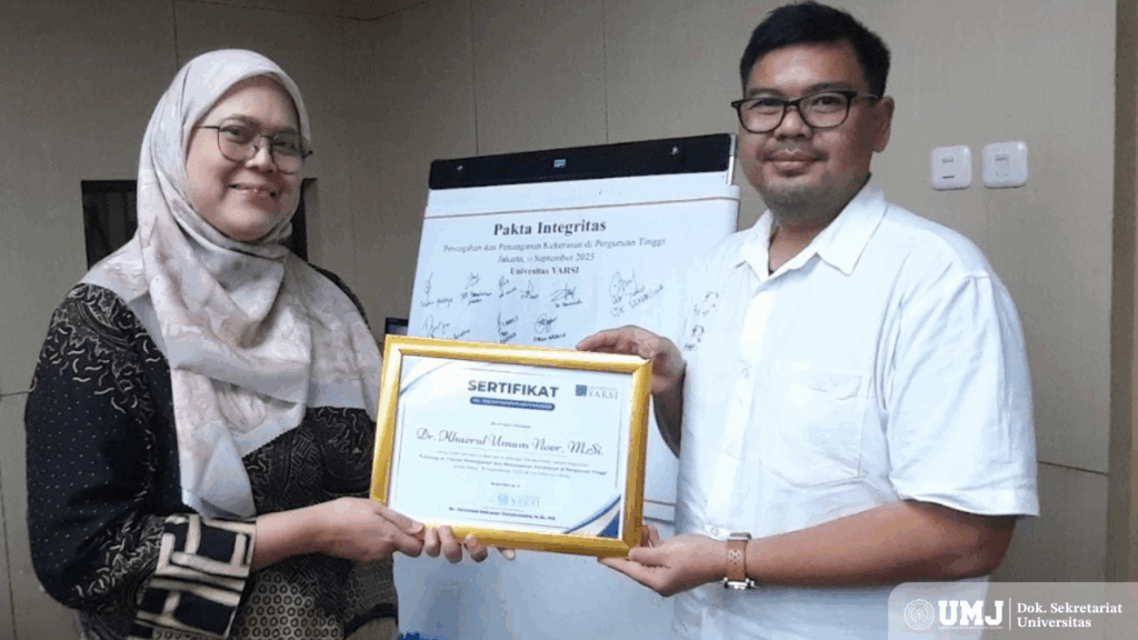 Pemberian sertifikat sebagai Narasumber, dari Wakil Rektor III Universitas Yarsi (Foto: pribadi)