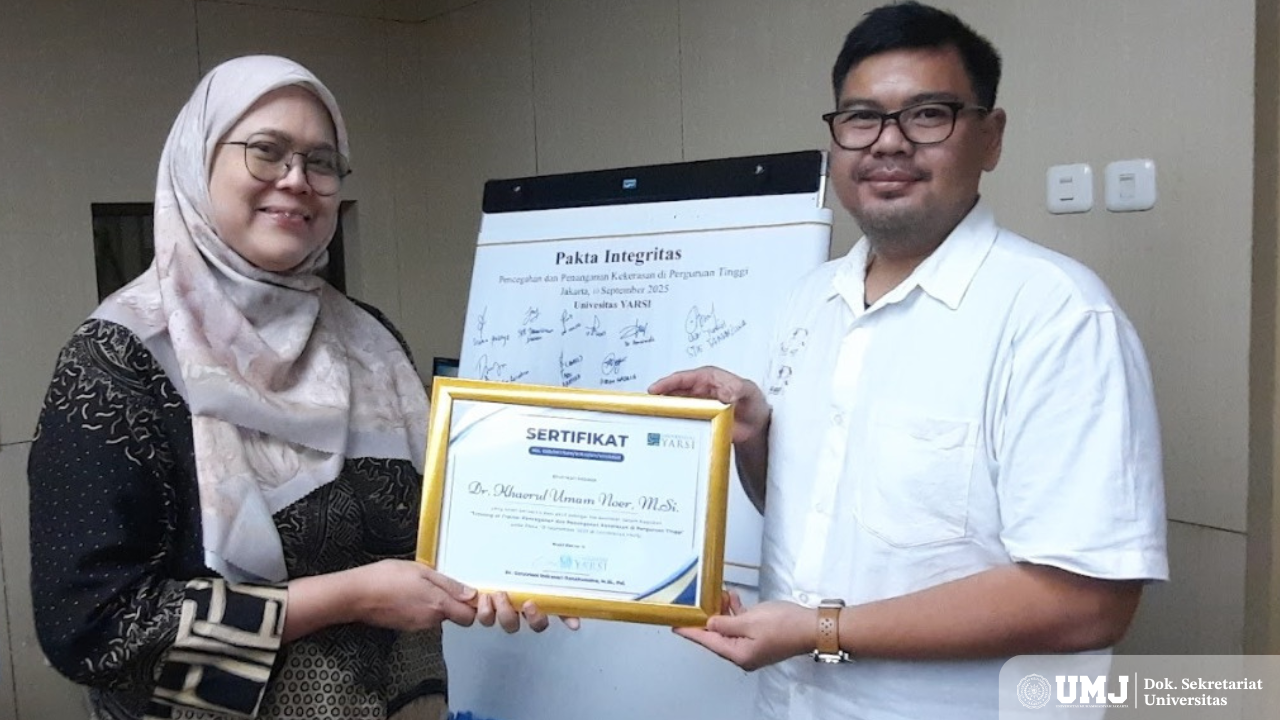 Pemberian sertifikat sebagai Narasumber, dari Wakil Rektor III Universitas Yarsi (Foto: pribadi)