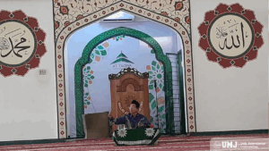Kepala Bidang Penerapan Kampus Islami, Dr. Farihen, M.Ag., memberikan penjelasan tentang kandungan Qur’an Surat Al- Ghasyiyah Ayat 1 sampai 22 pada kajian mingguan di Masjid At-Taqwa UMJ, Jum’at (19/09/2025) (Foto: KSU/Ayu).