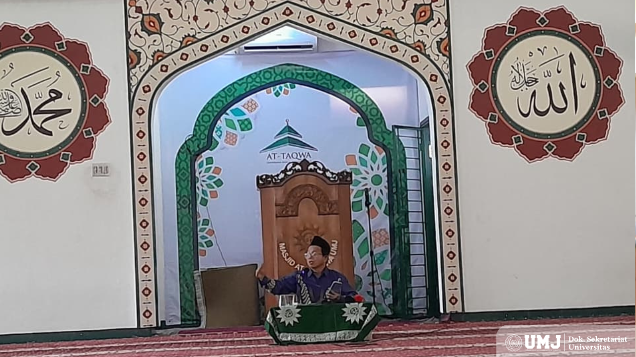 Kepala Bidang Penerapan Kampus Islami, Dr. Farihen, M.Ag., memberikan penjelasan tentang kandungan Qur’an Surat Al- Ghasyiyah Ayat 1 sampai 22 pada kajian mingguan di Masjid At-Taqwa UMJ, Jum’at (19/09/2025) (Foto: KSU/Ayu).
