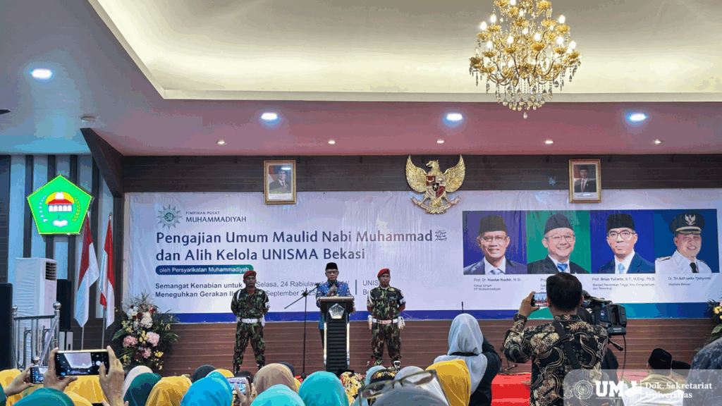 Universitas Muhammadiyah Jakarta (UMJ) menunjukkan komitmennya dalam meningkatkan kualitas pendidikan dengan turut ambil peran dalam program pengembangan pendidikan di Bekasi. Komitmen tersebut diwujudkan melalui kontribusi dalam alih kelola Universitas Islam 45 (UNISMA) Bekasi. Secara resmi, Universitas 45 Bekasi kini dikelola oleh Pimpinan Pusat (PP) Muhammadiyah dan akan bertransformasi menjadi Universitas Muhammadiyah Indonesia. Hal ini disampaikan langsung oleh Ketua Umum PP Muhammadiyah, Prof. Dr. Haedar Nashir, M.Si., pada acara Pengajian Umum Maulid Nabi Muhammad sekaligus prosesi alih kelola UNISMA Bekasi oleh Persyarikatan Muhammadiyah. Kegiatan yang berlangsung di Gedung Suyati UNISMA Bekasi pada Selasa (16/09/2025) tersebut mengusung tema “Semangat Kemandirian untuk Meneguhkan Gerakan Ilmu.” Haidar menyampaikan alih kelola ini dapat dimaknai sebagai nafas baru bagi UNISMA di bawah Muhammadiyah. Ia mengatakan dibalik transformasi nama yang baru ada spirit untuk kemajuan tidak hanya di Bekasi tetapi juga di ke seluruh Indonesia. “Mudah mudahan Universitas Muhammadiyah Indonesia menjadi pusat peradaban dunia yang cerah dan mencerahkan,” ujarnya. Rektor UMJ Prof. Dr. Ma’mun Murod, M.Si., menyampaikan bahwa pengambilalihan UNISMA Bekasi ilakukan oleh PP Muhammadiyah dengan melibatkan sejumlah Perguruan Tinggi Muhammadiyah dan ‘Aisyiyah (PTMA). Nilai pengambilalihan tersebut mencapai sekitar Rp600 miliar dengan luas lahan kurang lebih 17 hektare. “Jika dikelola Muhammadiyah, saya yakin masyarakat akan semakin percaya terhadap kualitas pendidikan yang ditawarkan. Dengan tata kelola yang baik, harapannya kampus ini bisa tumbuh lebih besar dari kondisi saat ini,” ujar Ma’mun saat di wawancarai di UNISMA Bekasi. Ma’mun menjelaskan dalam proses ini terlibat beberapa kampus besar, di antaranya Universitas Muhammadiyah Malang (UMM), Universitas Muhammadiyah Yogyakarta (UMY), Universitas Muhammadiyah Surakarta (UMS), UMJ, Universitas Muhammadiyah Purwokerto, Universitas Muhammadiyah Sidoarjo, dan Universitas Muhammadiyah Cilegon. Pada kesempatan yang sama, Wali Kota Bekasi, Dr. Tri Adhianto Tjahyono, menyampaikan bahwa alih kelola Universitas Islam 45 (Unisma) Bekasi oleh Muhammadiyah merupakan momentum bersejarah bagi kota Bekasi. Ia menyampaikan keyakinannya bahwa Muhammadiyah memiliki kapasitas untuk berkiprah secara internasional, sejalan dengan visi dan misi Kota Bekasi.