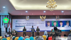 Universitas Muhammadiyah Jakarta (UMJ) menunjukkan komitmennya dalam meningkatkan kualitas pendidikan dengan turut ambil peran dalam program pengembangan pendidikan di Bekasi. Komitmen tersebut diwujudkan melalui kontribusi dalam alih kelola Universitas Islam 45 (UNISMA) Bekasi. Secara resmi, Universitas 45 Bekasi kini dikelola oleh Pimpinan Pusat (PP) Muhammadiyah dan akan bertransformasi menjadi Universitas Muhammadiyah Indonesia. Hal ini disampaikan langsung oleh Ketua Umum PP Muhammadiyah, Prof. Dr. Haedar Nashir, M.Si., pada acara Pengajian Umum Maulid Nabi Muhammad sekaligus prosesi alih kelola UNISMA Bekasi oleh Persyarikatan Muhammadiyah. Kegiatan yang berlangsung di Gedung Suyati UNISMA Bekasi pada Selasa (16/09/2025) tersebut mengusung tema “Semangat Kemandirian untuk Meneguhkan Gerakan Ilmu.” Haidar menyampaikan alih kelola ini dapat dimaknai sebagai nafas baru bagi UNISMA di bawah Muhammadiyah. Ia mengatakan dibalik transformasi nama yang baru ada spirit untuk kemajuan tidak hanya di Bekasi tetapi juga di ke seluruh Indonesia. “Mudah mudahan Universitas Muhammadiyah Indonesia menjadi pusat peradaban dunia yang cerah dan mencerahkan,” ujarnya. Rektor UMJ Prof. Dr. Ma’mun Murod, M.Si., menyampaikan bahwa pengambilalihan UNISMA Bekasi ilakukan oleh PP Muhammadiyah dengan melibatkan sejumlah Perguruan Tinggi Muhammadiyah dan ‘Aisyiyah (PTMA). Nilai pengambilalihan tersebut mencapai sekitar Rp600 miliar dengan luas lahan kurang lebih 17 hektare. “Jika dikelola Muhammadiyah, saya yakin masyarakat akan semakin percaya terhadap kualitas pendidikan yang ditawarkan. Dengan tata kelola yang baik, harapannya kampus ini bisa tumbuh lebih besar dari kondisi saat ini,” ujar Ma’mun saat di wawancarai di UNISMA Bekasi. Ma’mun menjelaskan dalam proses ini terlibat beberapa kampus besar, di antaranya Universitas Muhammadiyah Malang (UMM), Universitas Muhammadiyah Yogyakarta (UMY), Universitas Muhammadiyah Surakarta (UMS), UMJ, Universitas Muhammadiyah Purwokerto, Universitas Muhammadiyah Sidoarjo, dan Universitas Muhammadiyah Cilegon. Pada kesempatan yang sama, Wali Kota Bekasi, Dr. Tri Adhianto Tjahyono, menyampaikan bahwa alih kelola Universitas Islam 45 (Unisma) Bekasi oleh Muhammadiyah merupakan momentum bersejarah bagi kota Bekasi. Ia menyampaikan keyakinannya bahwa Muhammadiyah memiliki kapasitas untuk berkiprah secara internasional, sejalan dengan visi dan misi Kota Bekasi.