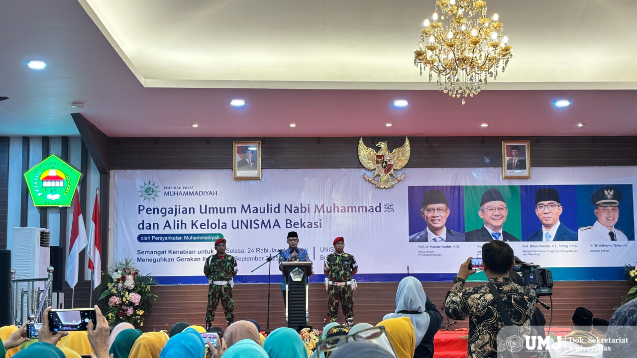 Universitas Muhammadiyah Jakarta (UMJ) menunjukkan komitmennya dalam meningkatkan kualitas pendidikan dengan turut ambil peran dalam program pengembangan pendidikan di Bekasi. Komitmen tersebut diwujudkan melalui kontribusi dalam alih kelola Universitas Islam 45 (UNISMA) Bekasi. Secara resmi, Universitas 45 Bekasi kini dikelola oleh Pimpinan Pusat (PP) Muhammadiyah dan akan bertransformasi menjadi Universitas Muhammadiyah Indonesia. Hal ini disampaikan langsung oleh Ketua Umum PP Muhammadiyah, Prof. Dr. Haedar Nashir, M.Si., pada acara Pengajian Umum Maulid Nabi Muhammad sekaligus prosesi alih kelola UNISMA Bekasi oleh Persyarikatan Muhammadiyah. Kegiatan yang berlangsung di Gedung Suyati UNISMA Bekasi pada Selasa (16/09/2025) tersebut mengusung tema “Semangat Kemandirian untuk Meneguhkan Gerakan Ilmu.” Haidar menyampaikan alih kelola ini dapat dimaknai sebagai nafas baru bagi UNISMA di bawah Muhammadiyah. Ia mengatakan dibalik transformasi nama yang baru ada spirit untuk kemajuan tidak hanya di Bekasi tetapi juga di ke seluruh Indonesia. “Mudah mudahan Universitas Muhammadiyah Indonesia menjadi pusat peradaban dunia yang cerah dan mencerahkan,” ujarnya. Rektor UMJ Prof. Dr. Ma’mun Murod, M.Si., menyampaikan bahwa pengambilalihan UNISMA Bekasi ilakukan oleh PP Muhammadiyah dengan melibatkan sejumlah Perguruan Tinggi Muhammadiyah dan ‘Aisyiyah (PTMA). Nilai pengambilalihan tersebut mencapai sekitar Rp600 miliar dengan luas lahan kurang lebih 17 hektare. “Jika dikelola Muhammadiyah, saya yakin masyarakat akan semakin percaya terhadap kualitas pendidikan yang ditawarkan. Dengan tata kelola yang baik, harapannya kampus ini bisa tumbuh lebih besar dari kondisi saat ini,” ujar Ma’mun saat di wawancarai di UNISMA Bekasi. Ma’mun menjelaskan dalam proses ini terlibat beberapa kampus besar, di antaranya Universitas Muhammadiyah Malang (UMM), Universitas Muhammadiyah Yogyakarta (UMY), Universitas Muhammadiyah Surakarta (UMS), UMJ, Universitas Muhammadiyah Purwokerto, Universitas Muhammadiyah Sidoarjo, dan Universitas Muhammadiyah Cilegon. Pada kesempatan yang sama, Wali Kota Bekasi, Dr. Tri Adhianto Tjahyono, menyampaikan bahwa alih kelola Universitas Islam 45 (Unisma) Bekasi oleh Muhammadiyah merupakan momentum bersejarah bagi kota Bekasi. Ia menyampaikan keyakinannya bahwa Muhammadiyah memiliki kapasitas untuk berkiprah secara internasional, sejalan dengan visi dan misi Kota Bekasi.
