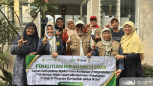 Tim Peneliti FISIP UMJ usai melakukan riset mengenai peran komunikasi risiko dalam memperkuat ketahanan energi di depan Balai Warga Proklim RW 07 Pabaton Indah, Bogor (Foto : Dok.Pribadi)