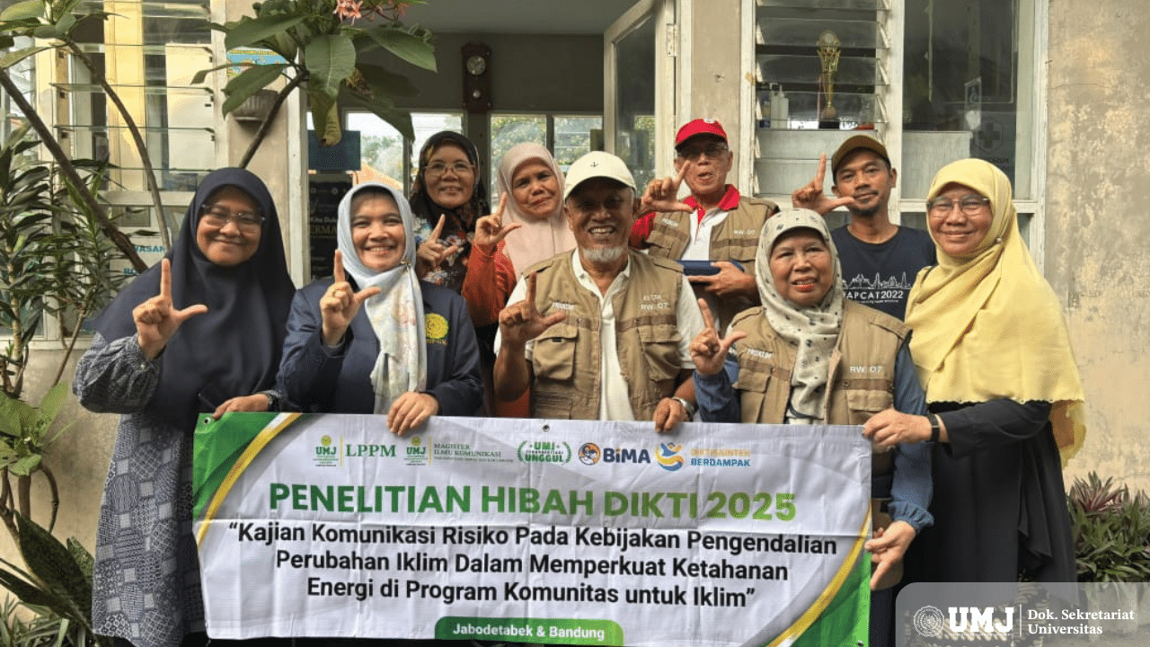 Tim Peneliti FISIP UMJ usai melakukan riset mengenai peran komunikasi risiko dalam memperkuat ketahanan energi di depan Balai Warga Proklim RW 07 Pabaton Indah, Bogor (Foto : Dok.Pribadi)