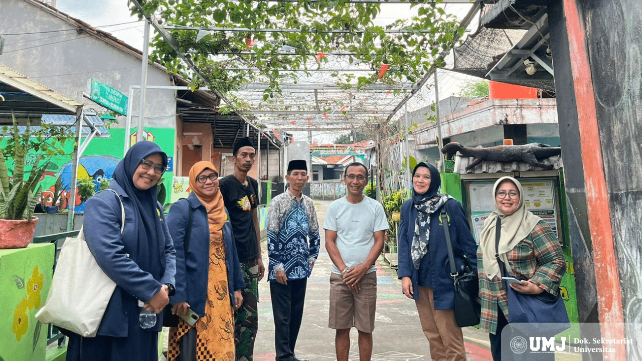 Tim Peneliti FISIP UMJ di salah satu sudut zona oksigen di ProKlim Lestari RW 07 Ratujaya, Cipayung, Depok, pada Sabtu (05/07/2025) (Foto : Dok.Pribadi)