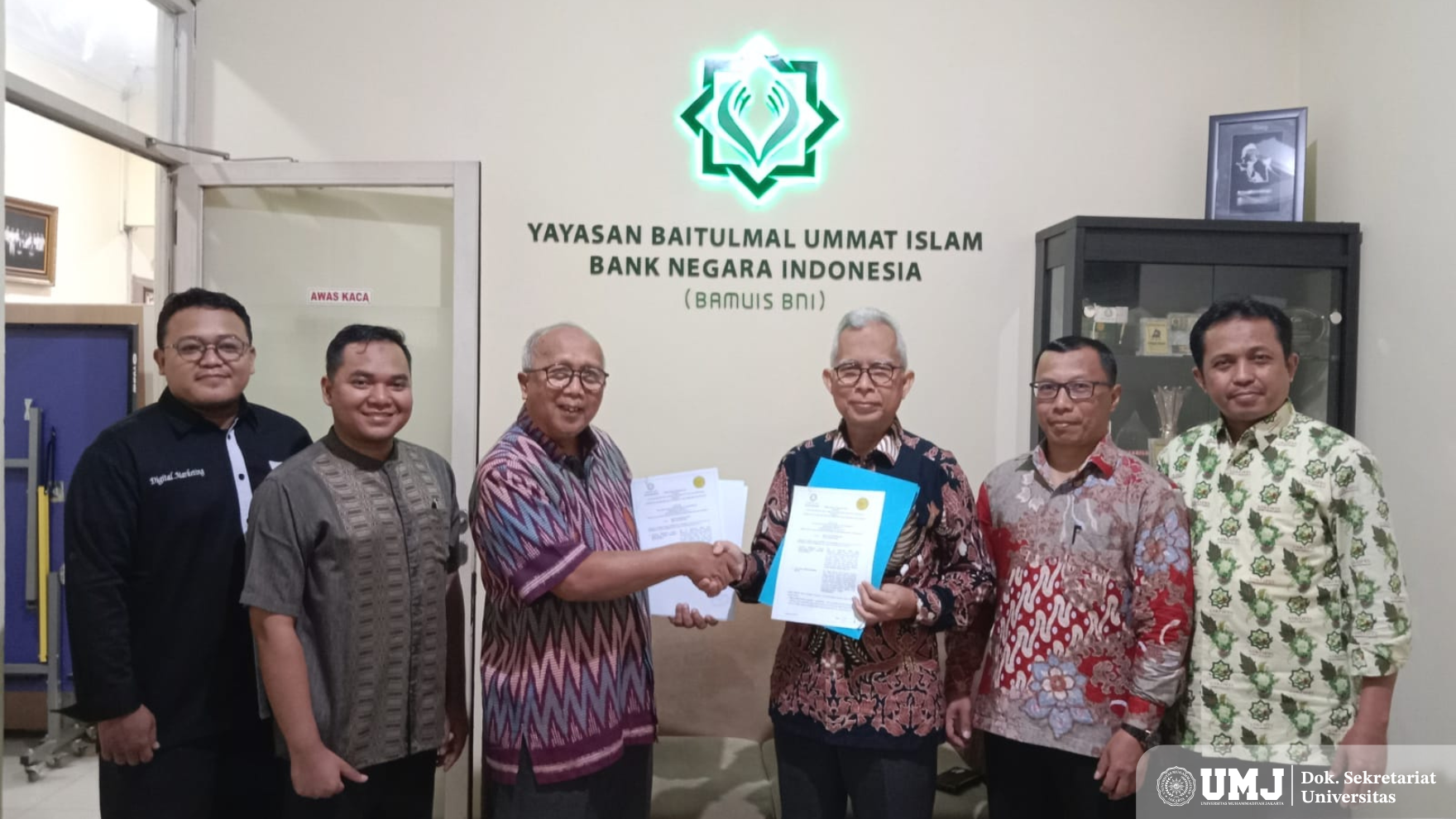 Foto bersama usai penandatanganan perjanjian kerja sama antara Dekan FAI UMJ, Dr. Sopa, M.Ag., (keempat dari kiri) dengan BAMUIS BNI di Kantor BAMUIS, Rawasari, Jakarta Pusat, Selasa (09/09/2025) (Foto : Dok.Pribadi)