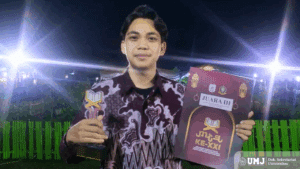 Mahasiswa FISIP UMJ, Khalid Pirmansyah, meraih Juara III Lomba Karya Tulis Ilmiah Qur’an (KTIQ) Golongan Putra Musabaqah Tilawatil Qur’an (MTQ) ke-XXI Tingkat Kabupaten Sumbawa Barat, Minggu (07/09/2025) (Foto : Dok. Pribadi)