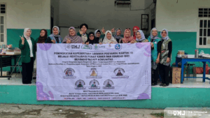 Tim PkM UMJ usai menggelar program “Peningkatan Kepesertaan Layanan Posyandu Kartini 19 melalui Revitalisasi Peran Kader dan Edukasi Gizi berbasis GiziKit Komunitas” di Posyandu Kartini 19, Kelurahan Serua, Ciputat, Tangerang Selatan, Senin (15/09/2025) (Foto : Dok. Pribadi)
