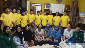 UMJ menggelar pelatihan digital marketing untuk pelaku usaha rumahan Keripik Tempe Startoon di Jl. H. Aom, Jakarta Selatan, pada Minggu (14/09/2025) (Foto : Dok.Pribadi)
