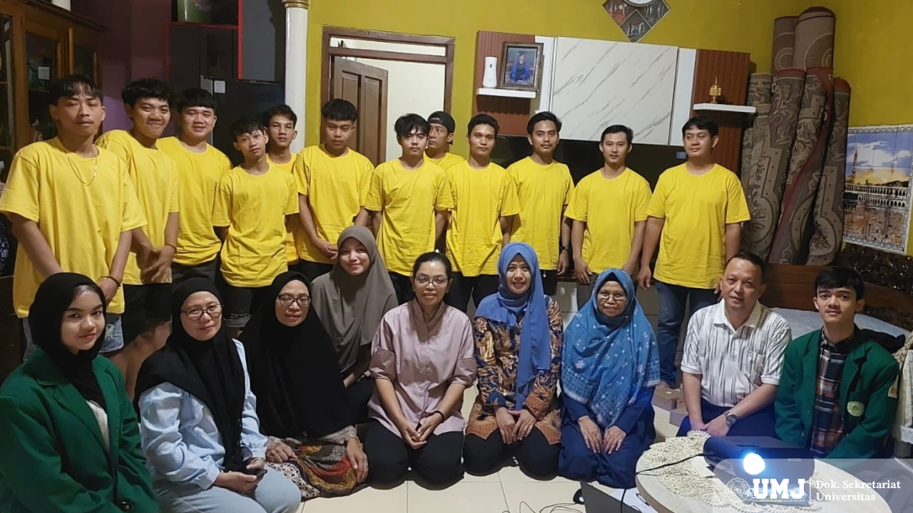 UMJ menggelar pelatihan digital marketing untuk pelaku usaha rumahan Keripik Tempe Startoon di Jl. H. Aom, Jakarta Selatan, pada Minggu (14/09/2025) (Foto : Dok.Pribadi)