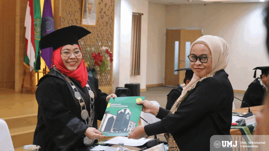 Finda (sebelah kanan) menerima gelar Doktor bidang Manajemen Pendidikan Islam (MPI) di Auditorium Fakultas Kesehatan Masyarakat UMJ lantai 4, Kamis (18/09/2025) (Foto : KSU /Fahri)