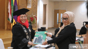 Finda (sebelah kanan) menerima gelar Doktor bidang Manajemen Pendidikan Islam (MPI) di Auditorium Fakultas Kesehatan Masyarakat UMJ lantai 4, Kamis (18/09/2025) (Foto : KSU /Fahri)