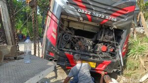 Bus pariwisata yang mengangkut rombongan karyawan dan keluarga tenaga kesehatan Rumah Sakit Bina Sehat (RSBS) Jember alami kecelakaan di jalur wisata Gunung Bromo, Kabupaten Probolinggo, Minggu (14/09/2025) (Foto : Detik.com)