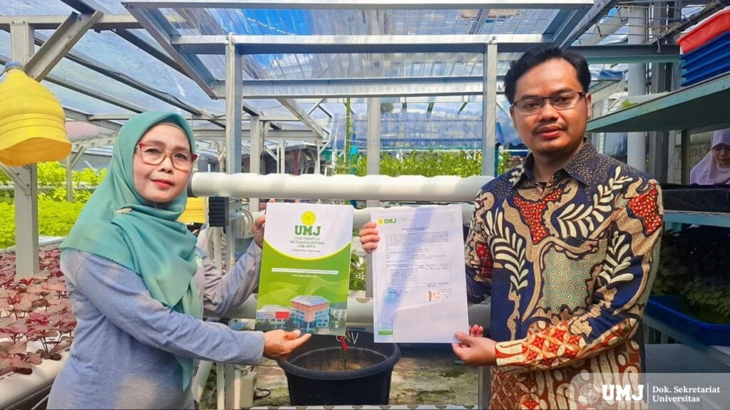 Tim PKM UMJ menyerahkan bantuan Teknologi Tepat Guna berupa panel surya kepada Pusat Pelatihan Pertanian dan Pedesaan (P4S) Hidroponik Generik, Jakarta Selatan. (Foto: KSU/Dok. pribadi)