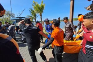 Evakuasi jenazah korban banjir di Bali, Kamis (11/09/2025) (Foto : Kompas.com)